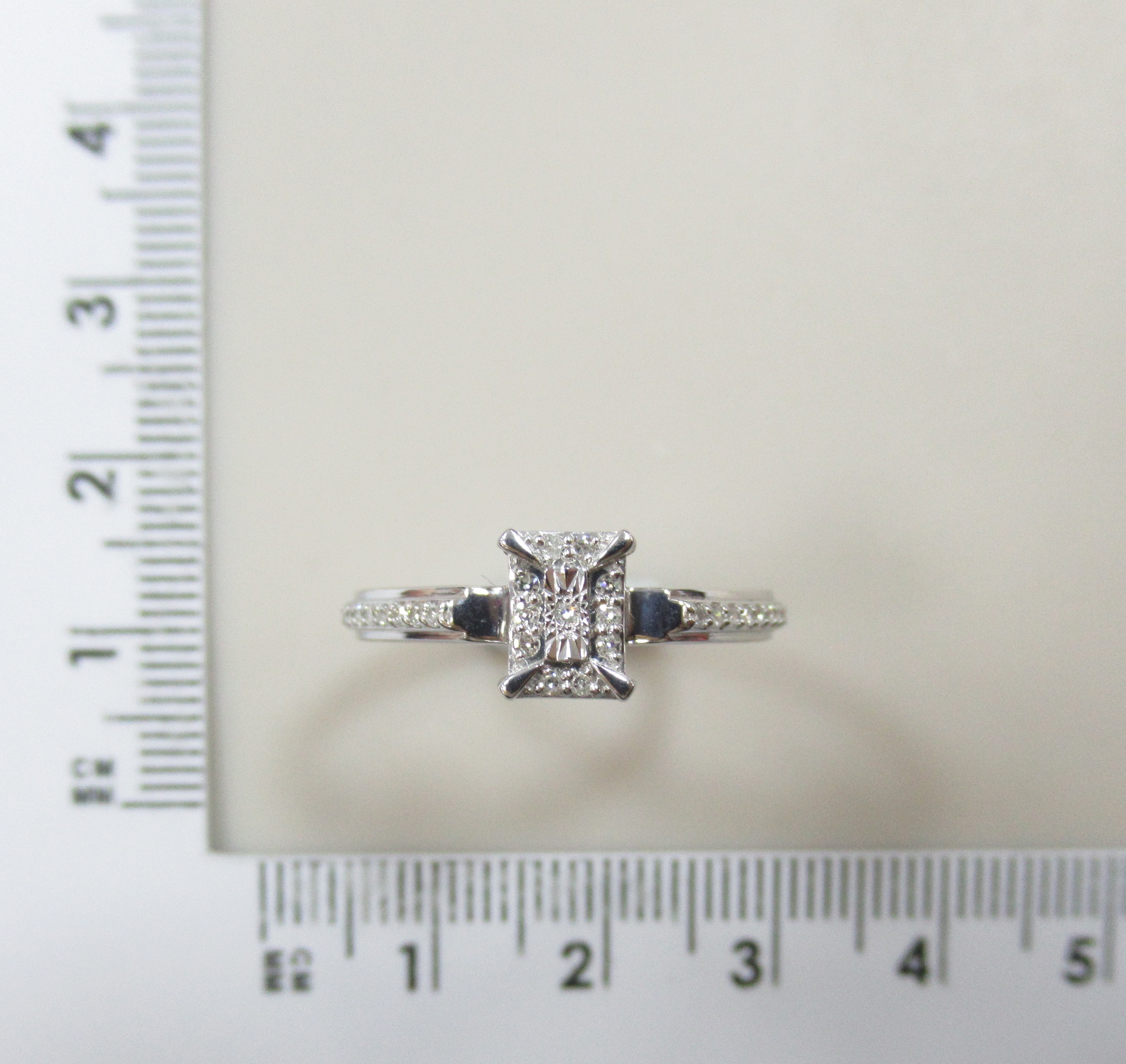 Кольцо из белого золота с бриллиантами